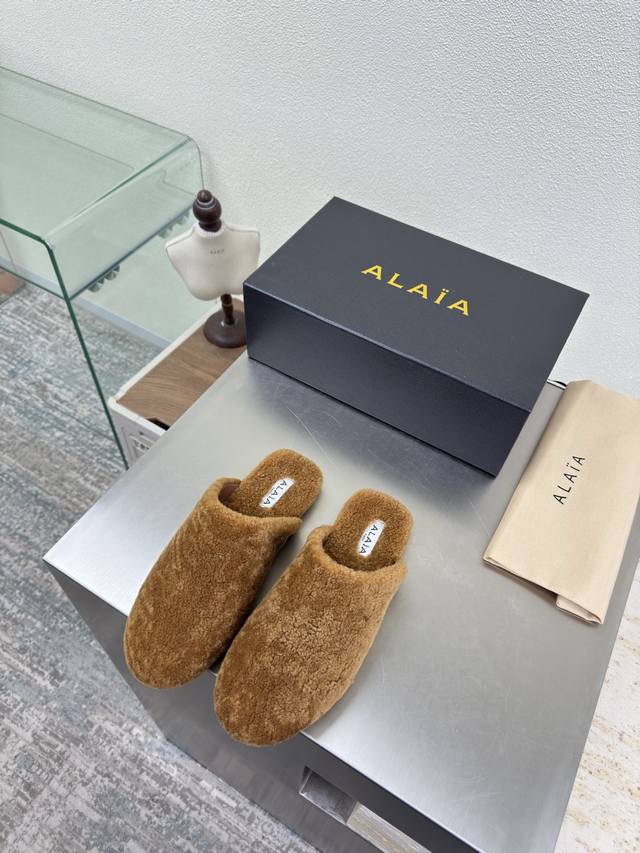 Slippers with lamb's wool upper Comfortable and warm Alaia From Paris, love at Slippers with lamb's wool upper Comfortable and warm Alaia From Paris, love at