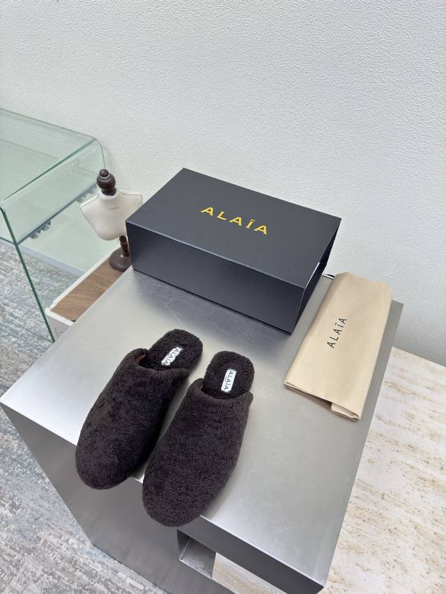 Slippers with lamb's wool upper Comfortable and warm Alaia From Paris, love at