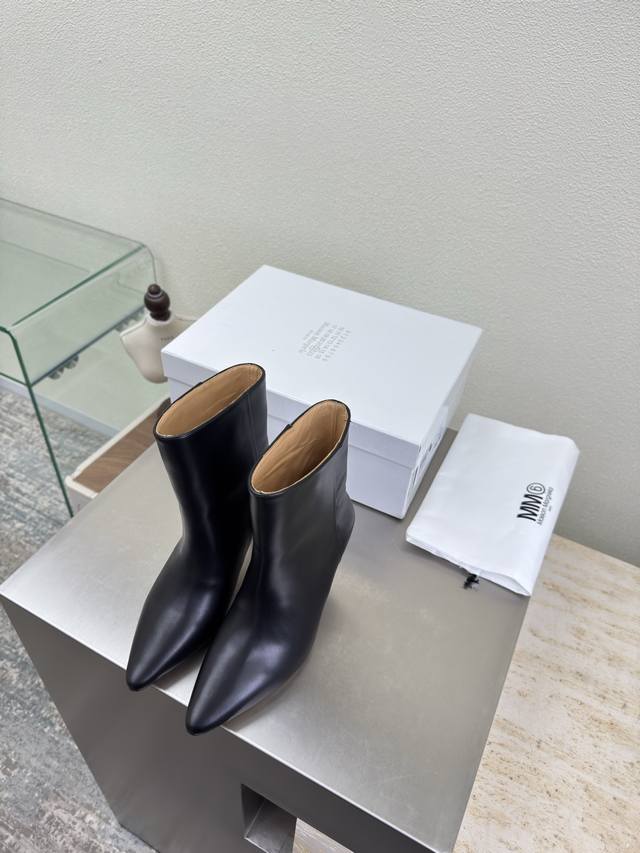 Short boots, pointed toe, slip-on, latest style, Maisonmargiela Mm6, black calf