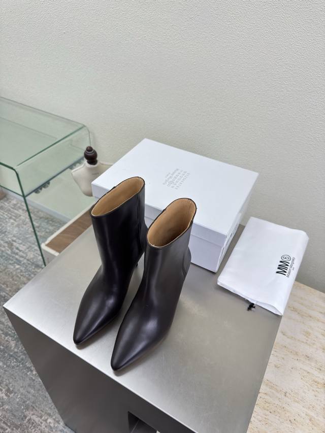 Short boots with pointed toes, latest style, Maisonmargiela Mm6, coffee-colored