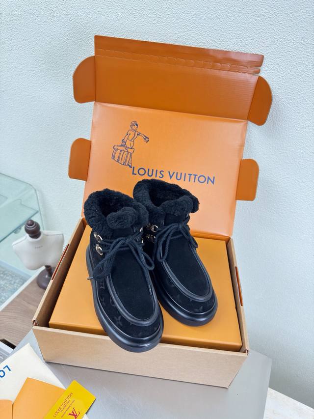 25 Wool-lined snow boots with printed logo, lace-up style, high-gloss cow suede,