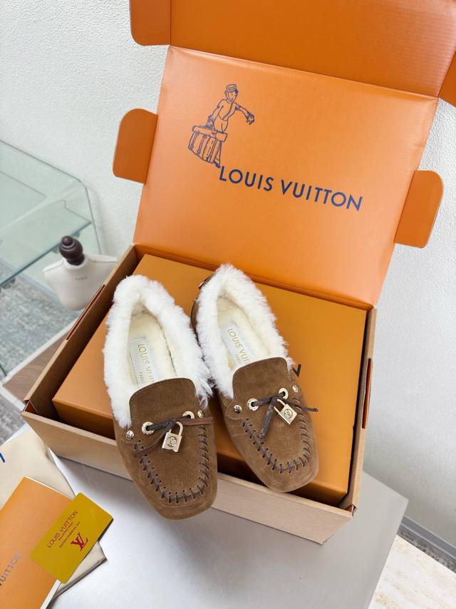 25 Wool-lined Flat Shoes with Printed Logo, Hand-stitched, High-gloss cow suede,