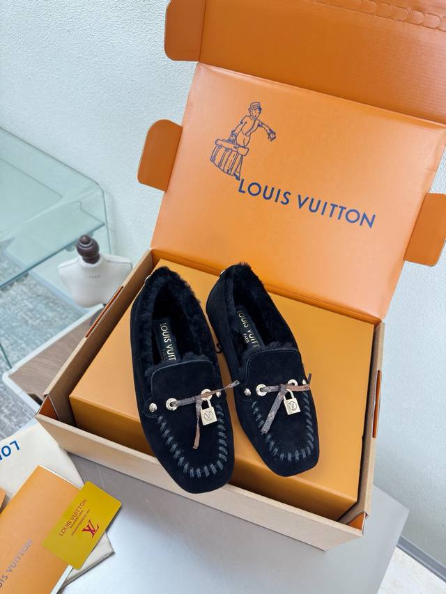 25 Wool-lined flat shoes with printed logo, hand-stitched, high-gloss cow suede,