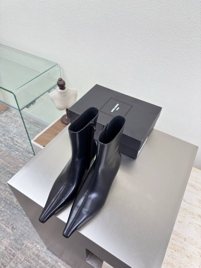 Equipped with a metallic logo, YSL (Swiss) 4 cm heel Yvette Saint Laurent logo