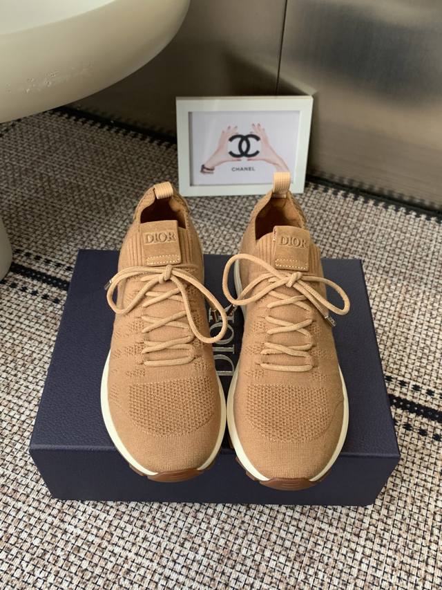 Dior's latest men's flyknit casual sneakers, model B80. These men's sneakers fea