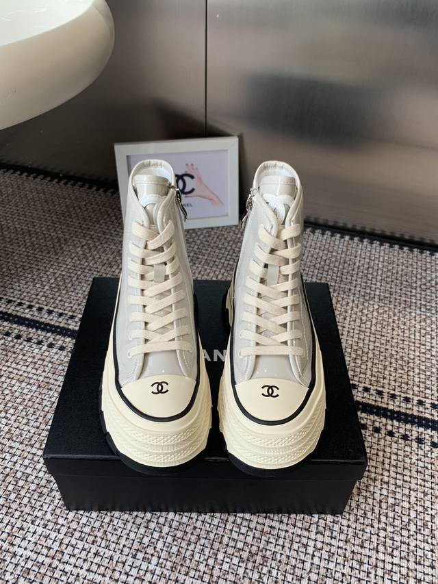 Chanel Fall/Winter New Thick-Soled High-Top Casual Sneakers (White) A vintage-in