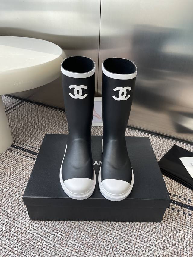 I finally got my hands on a pair of Chanel 26Ss super popular rain boots! These