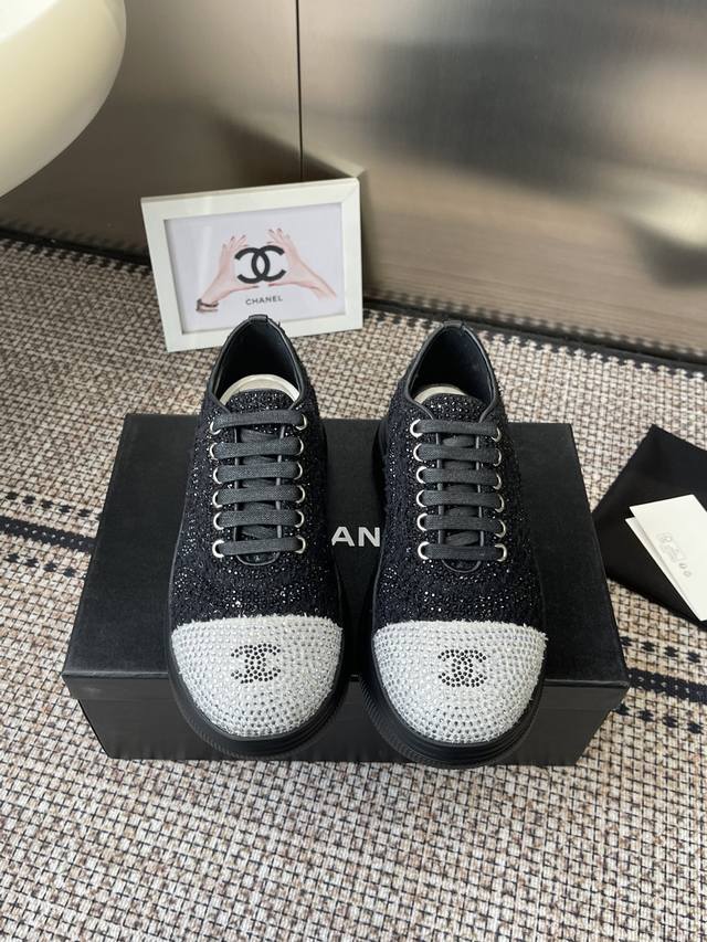 Chanel 25Ss Spring/Summer New Casual Sneakers This classic design features a mul