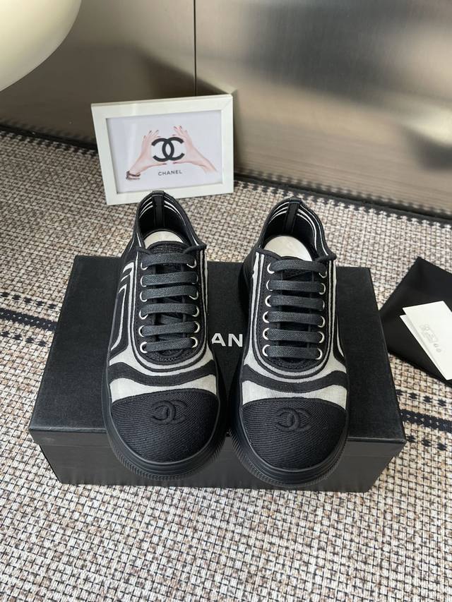 Chanel 25Ss Spring/Summer New Casual Sneakers This classic design features a mul