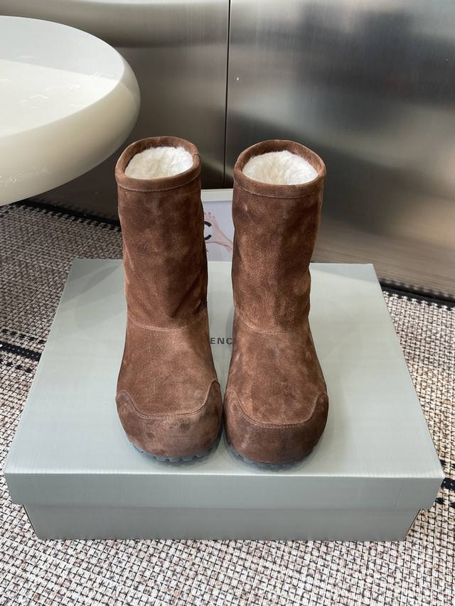 Balenciaga's latest Fall/Winter snow boots They won't look monotonous at all, an